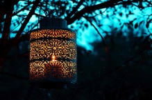 Ażurowe lampiony – dyskretne koronkowe refleksy światła