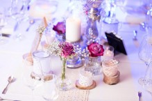 Kwiatowe dekoracje stołu – postawmy na skromność