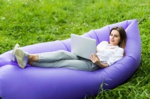 Sofa powietrzna – lekki wypoczynek w ogrodzie