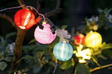 Girlandy solarne – tanie i urokliwe oświetlenie w ogrodzie