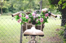 Rower w kwiatach – dekoracyjny ogrodowy kwietnik