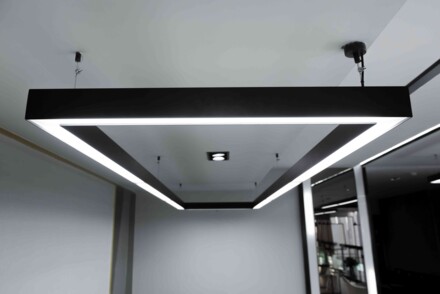 sufitu podwieszanego z oświetleniem LED