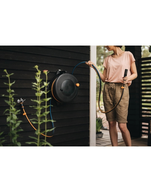 Zdjęcie: Bęben z wężem M 1/2" 20 m i uchwytem naściennym Solid FISKARS