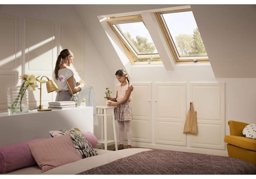 Zdjęcie: Okno GZL 1051B drewniane otwierane od dołu, 66x118 cm VELUX