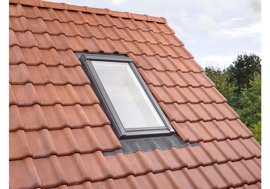 Zdjęcie: Okno obrotowe GGL FK04 2070 drewniane, malowane na biało VELUX