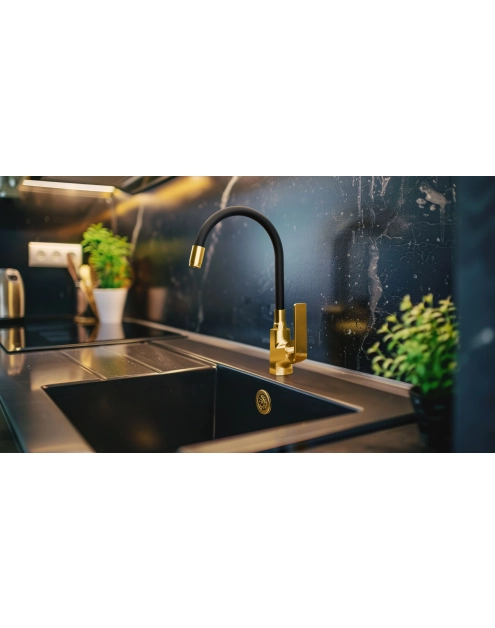 Zdjęcie: Bateria zlewozmywakowa z elastyczną wylewką i systemem Eco Start Ligaria, złoty/czarna INVENA