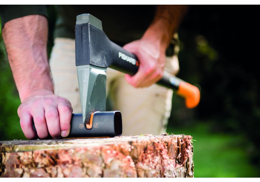 Ostrzałka do siekier i noży Xsharp 1000601 FISKARS