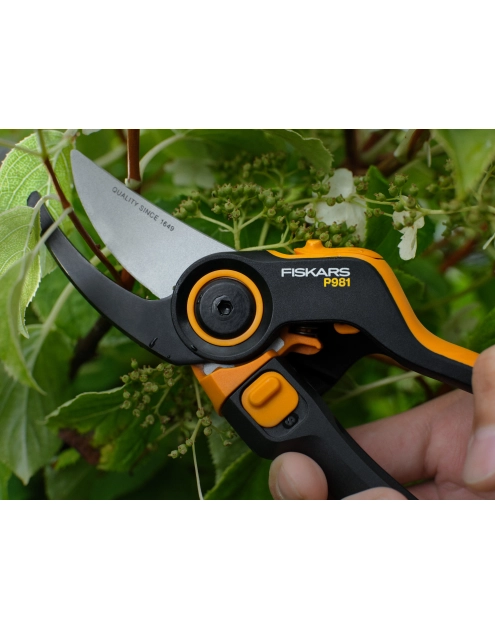 Zdjęcie: Sekator ogrodowy nożycowy DualAction P981 jednoręczny X-Series FISKARS