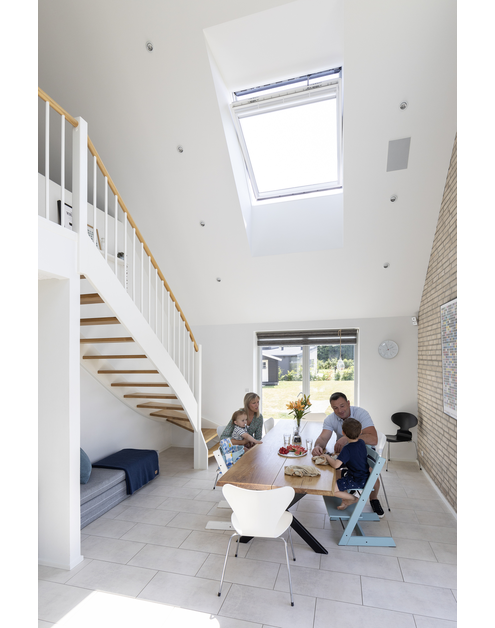 Zdjęcie: Okno elektryczne GGU 006821A drewniano-poliuretanowe otwierane u góry, 114x118 cm VELUX