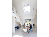 Zdjęcie: Okno elektryczne GGU 006821A drewniano-poliuretanowe otwierane u góry, 114x118 cm VELUX