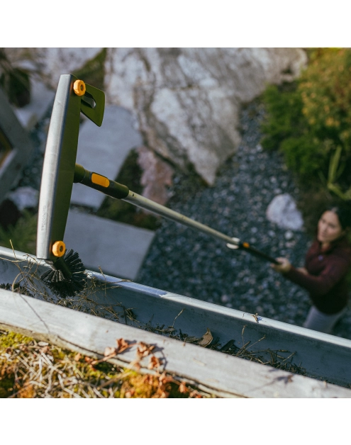 Zdjęcie: Szczotka i skrobak do czyszczenia rynien, głowica One Click FISKARS