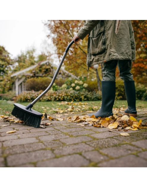 Zdjęcie: Szczotka uniwersalna Ergonomic wygięty trzonek FISKARS
