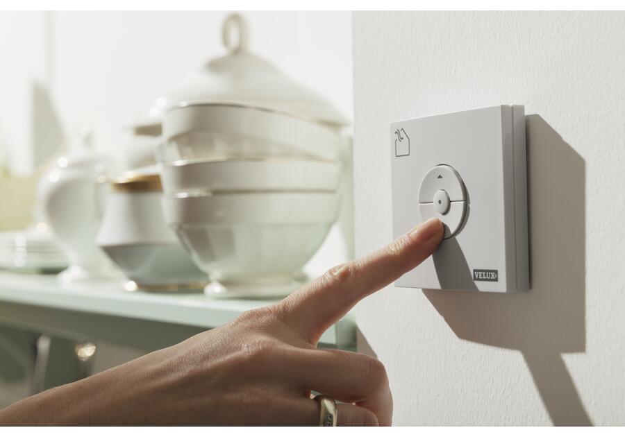 Zdjęcie: Okno elektryczne GGL 306821A drewniane otwierane u góry, 78x140 cm VELUX