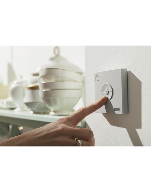 Zdjęcie: Okno elektryczne GGL 306821A drewniane otwierane u góry, 78x140 cm VELUX