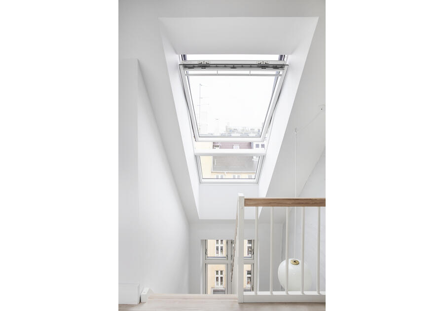 Zdjęcie: Okno obrotowe GGL MK08 2068 drewniane, malowane na biało, 3-szybowe VELUX