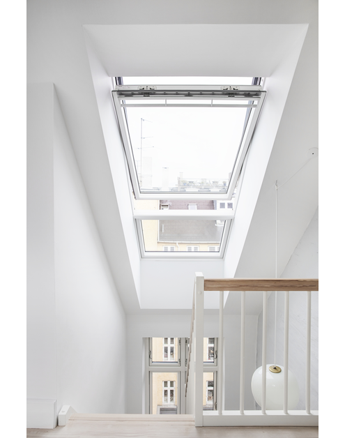 Zdjęcie: Okno obrotowe GGL MK08 2068 drewniane, malowane na biało, 3-szybowe VELUX