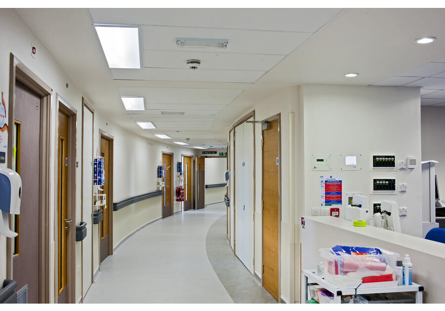 Zdjęcie: Płyta sufitowa MediCare Standard E15 1200x600x15 mm akustyczny sufit podwieszany ROCKFON