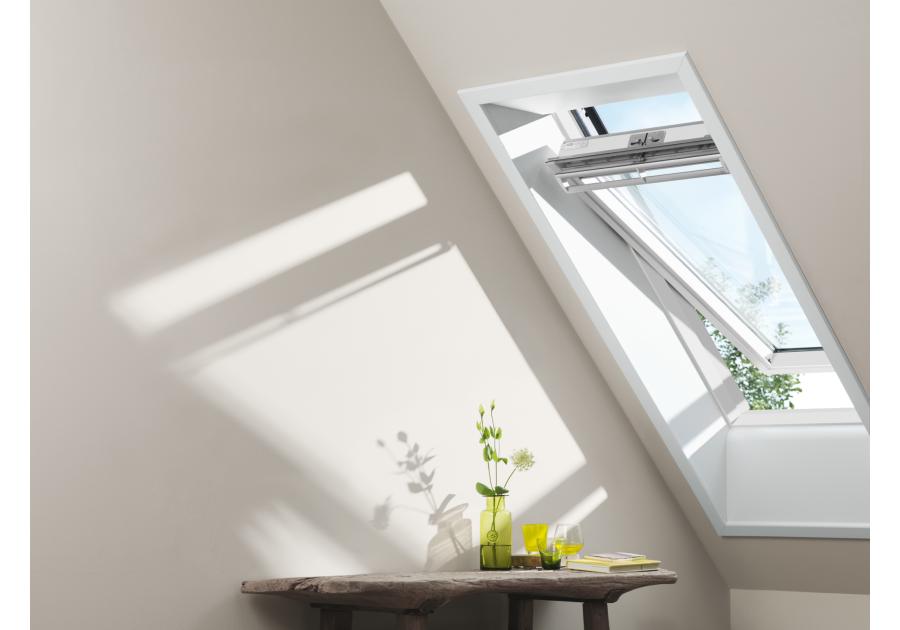 Zdjęcie: Okno obrotowe GGL PK04 2066 drewniane, malowane na biało, 3-szybowe VELUX