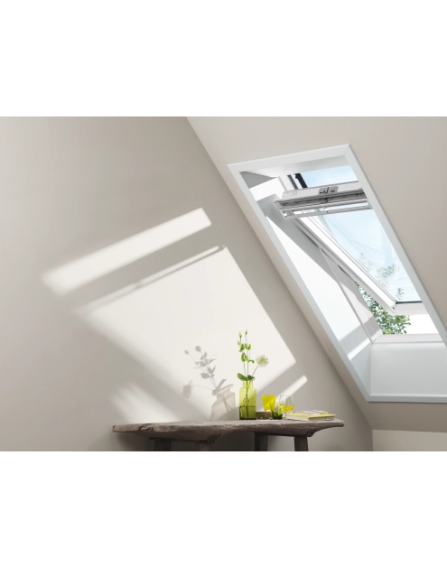 Zdjęcie: Okno obrotowe GGL PK04 2066 drewniane, malowane na biało, 3-szybowe VELUX