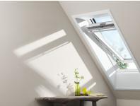 Zdjęcie: Okno obrotowe GGL PK04 2066 drewniane, malowane na biało, 3-szybowe VELUX
