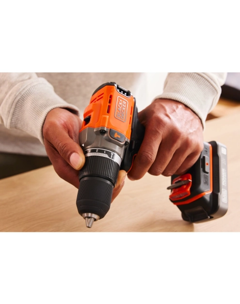 Zdjęcie: Wiertarka udarowa B+D 18 V + 80 akcesoriów + walizka STANLEY