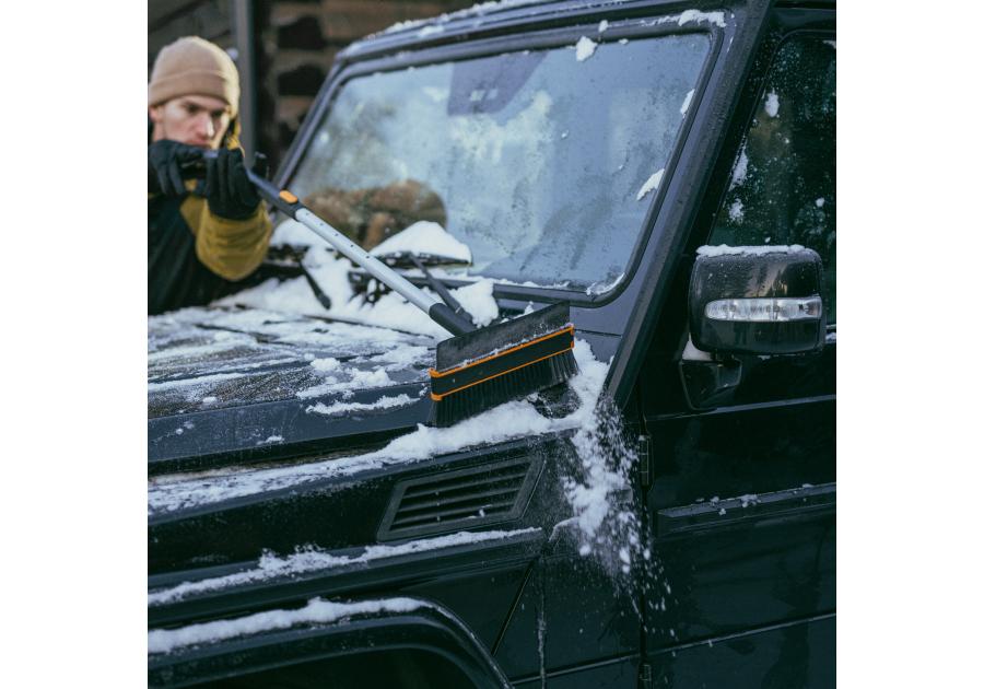 Zdjęcie: Teleskopowa szczotka i skrobak do odśnieżania X-series obrotowa głowica FISKARS