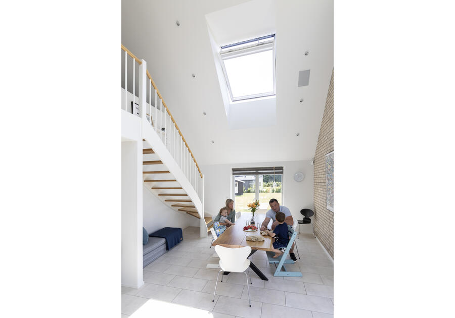 Zdjęcie: Okno elektryczne GGU 006821A drewniano-poliuretanowe otwierane u góry, 94x140 cm VELUX