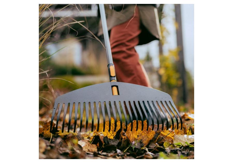 Zdjęcie: Zestaw szczotka + grabie do liści OneClick FISKARS