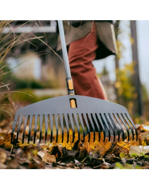 Zdjęcie: Zestaw szczotka + grabie do liści OneClick FISKARS
