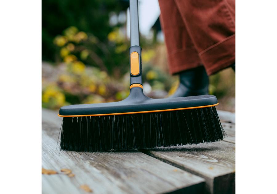 Zdjęcie: Zestaw szczotka + grabie do liści OneClick FISKARS