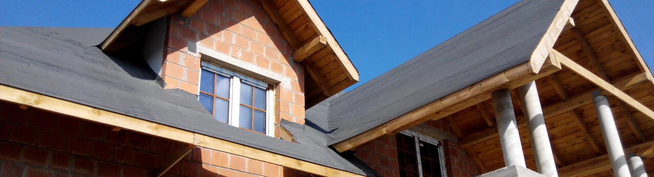 Dach bez kompromisów. Czy warto wybrać pełne deskowanie z membraną bitumiczną NEXLER Optimax PV?