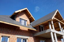 Dach bez kompromisów. Czy warto wybrać pełne deskowanie z membraną bitumiczną NEXLER Optimax PV?