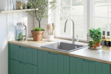 Stal kontra granit, który zlewozmywak i akcesoria wybrać do modnej kuchni? 