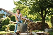 Jak i czym rąbać drewno – siekiera czy łuparka do drewna