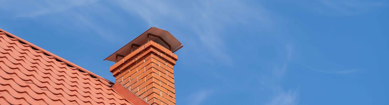 Jak obrobić komin wewnątrz domu i na zewnątrz?