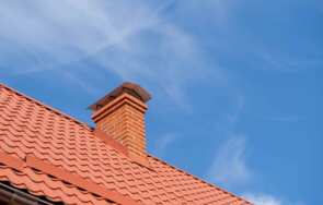 Jak obrobić komin wewnątrz domu i na zewnątrz?