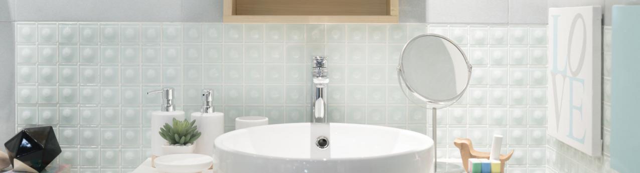 Mała łazienka – jak zaaranżować strefę umywalkową
