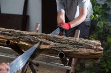 Jak prawidłowo ciąć drewno – sposoby i narzędzia do cięcia drewna