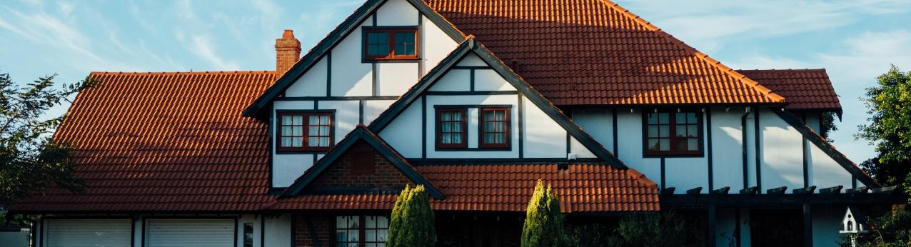 Dom parterowy czy piętrowy – konsekwencje liczby kondygnacji w architekturze domu