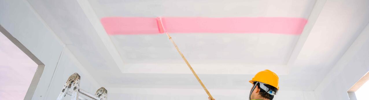 Czy malować sufit w kolorze ścian?