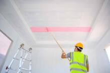 Czy malować sufit w kolorze ścian?