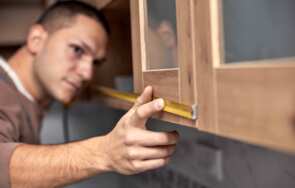 Jak mocować szafki wiszące do ściany?