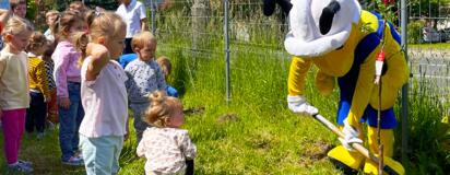 Wizyta sadzenia drzewek w ramach akcji „Wiosna z Mrówką Starachowice”